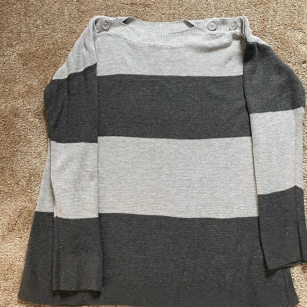 Vince Camuto grey sweater size medium.